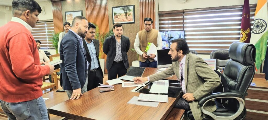 अधिकारियों की बैठक लेते डीसी कैप्टन मनोज कुमार। अधिकारियों की बैठक लेते डीसी कैप्टन मनोज कुमार।