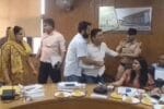 जिला परिषद की बैठक में बवाल: वाइस चेयरमैन और पार्षद में मारपीट, जमकर चले लाठी-डंडे