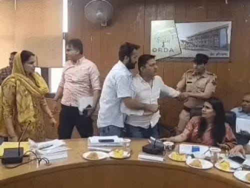 जिला परिषद की बैठक में बवाल: वाइस चेयरमैन और पार्षद में मारपीट, जमकर चले लाठी-डंडे